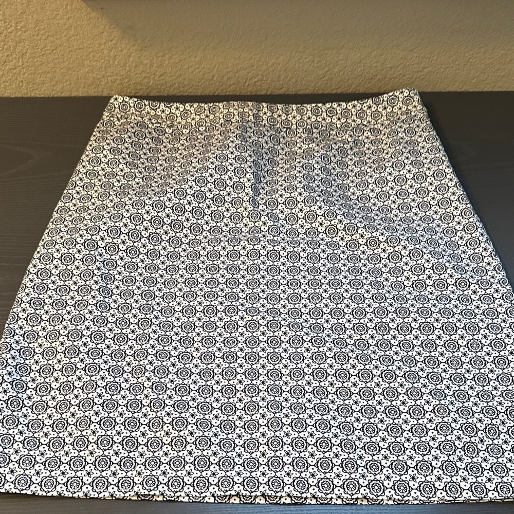 GAP Factory Black and White Patterned Skirt Size 10 Mini/Midi Casual Classic Sty